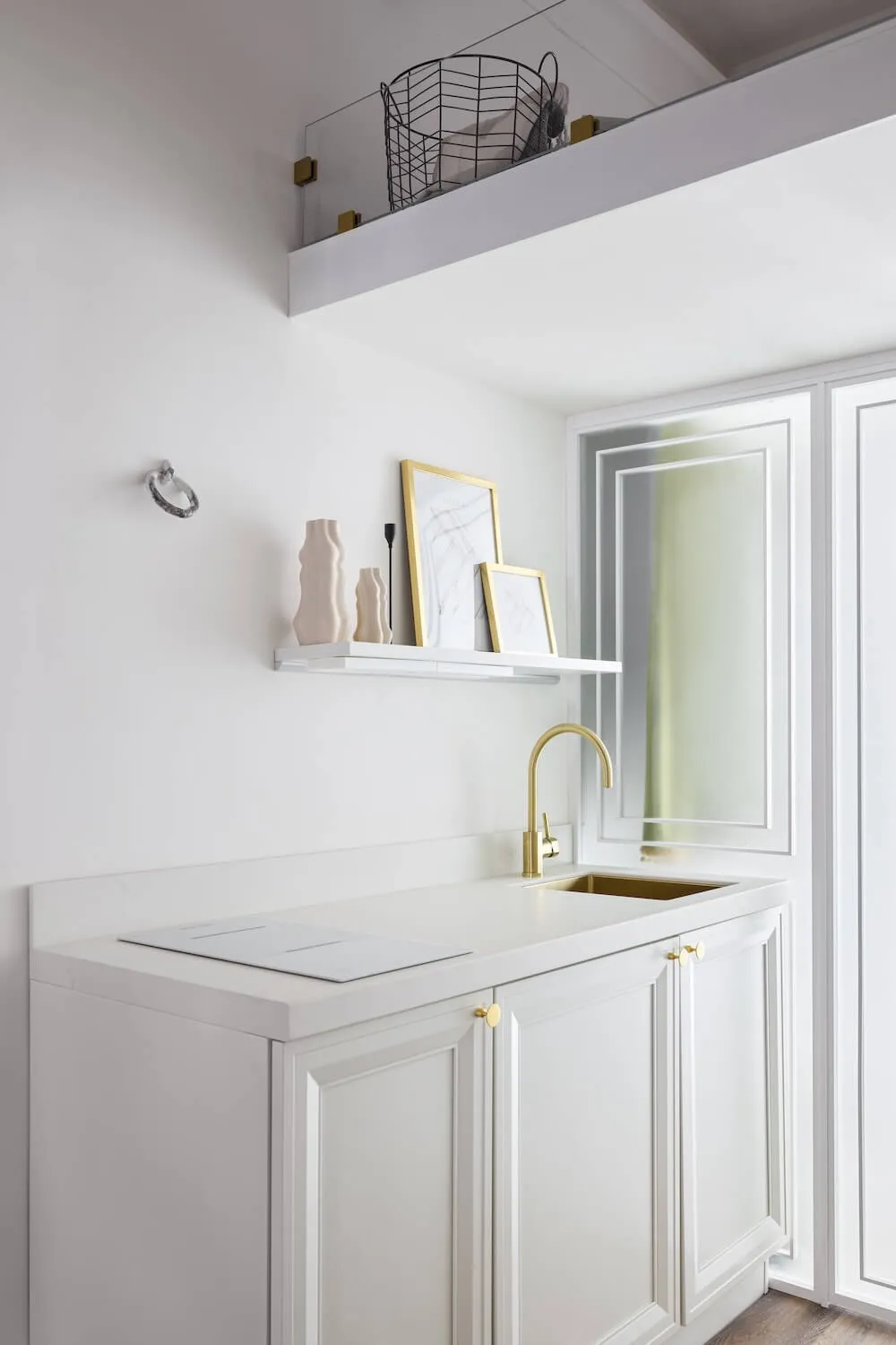 Статичная стеклянная матовая перегородка в интерьере светлой кухни. Купить межкомнатную перегородку под заказ в Москве