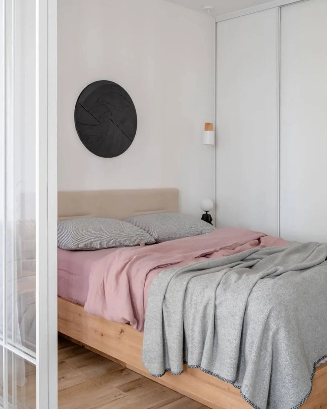 Раздвижная стеклянная перегородка с белым профилем в интерьере светлой спальни. Купить межкомнатную перегородку под заказ