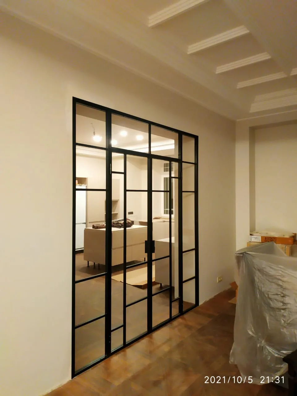 Алюминиевая распашная перегородка в стиле лофт Gintereo. Купить межкомнатные перегородки для зонирования под заказ в Москве