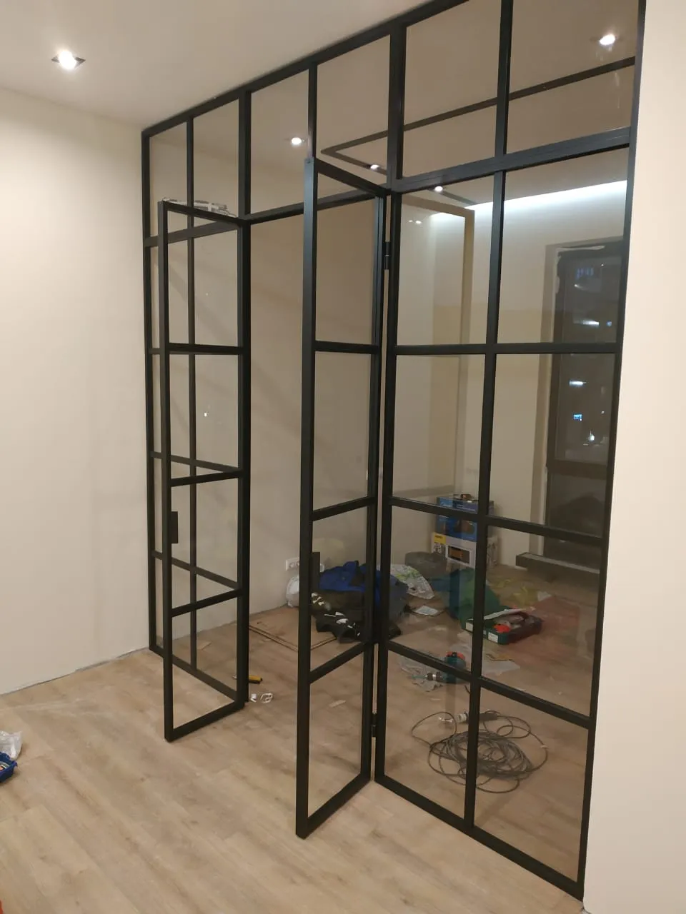 Распашная стеклянно-алюминиевая межкомнатная перегородка Ginterio — купить, заказать в Москве и Санкт-Петербурге