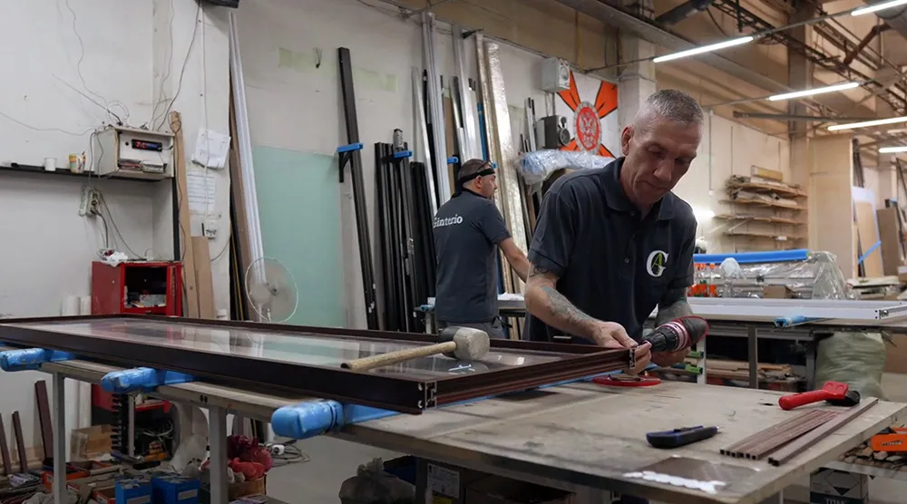 Мастера Gintereo на производстве изготавливают стеклянные межкомнатные перегородки в стиле лофт (можно купить в Москве, СПБ)