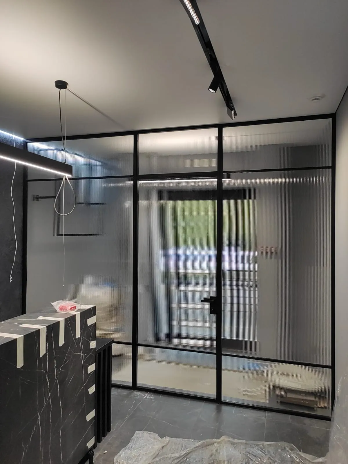 Статичная перегородка из рифленого стекла с распашной дверью. Проект Gintereo. Заказать, купить стеклянную перегородку 