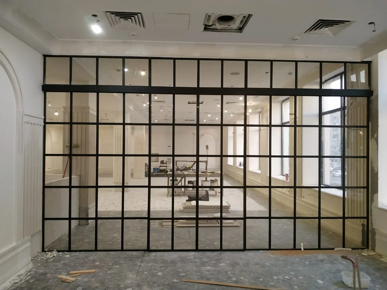 Стационарная стеклянная перегородка Gintereo для зонирования. Купить и заказать межкомнатную перегородку из стекла и алюминия