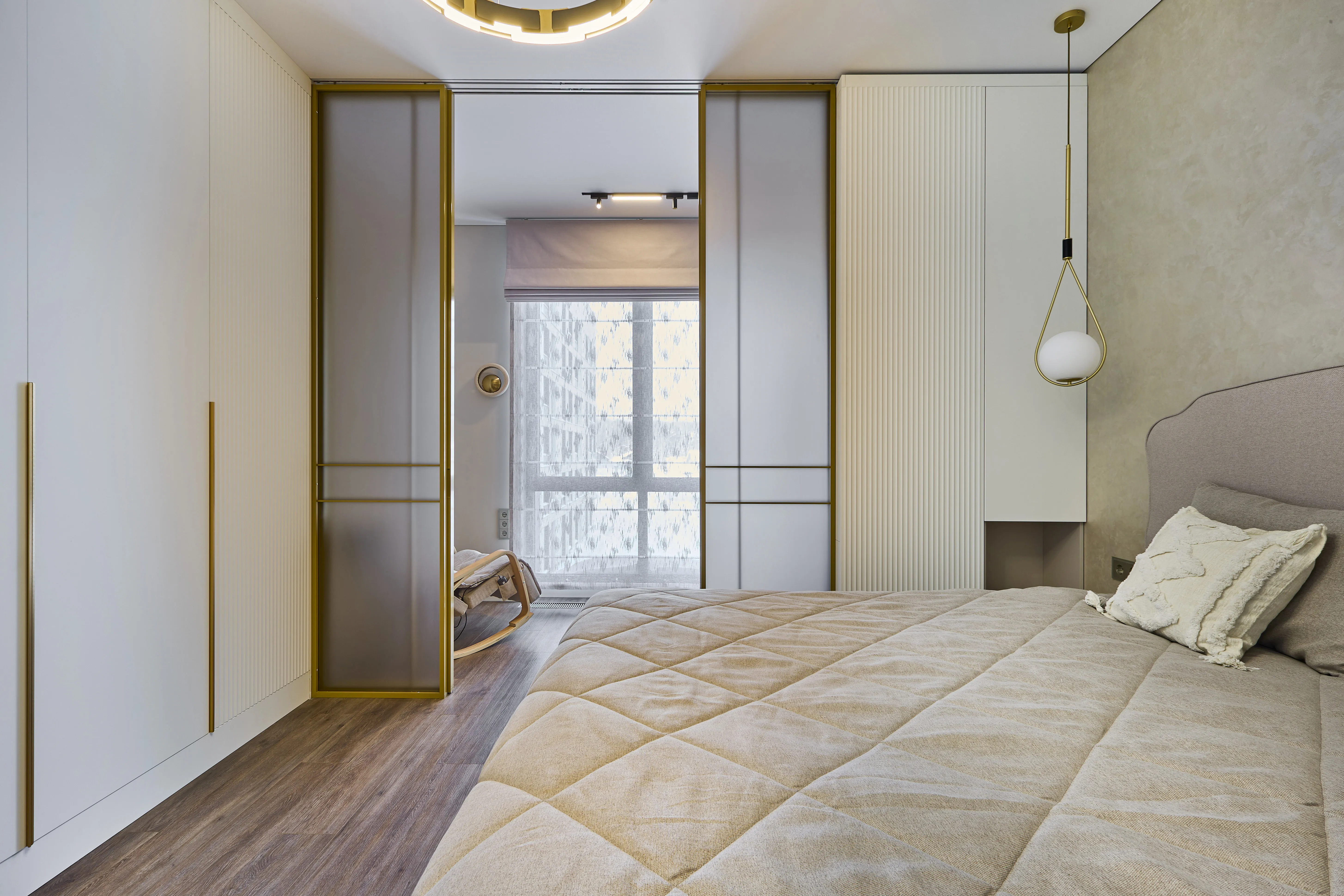 Раздвижная стеклянная межкомнатная перегородка SLIDE-01 в стиле лофт от Gintereo. Заказать и купить перегородку из стекла в Москве, СПБ 