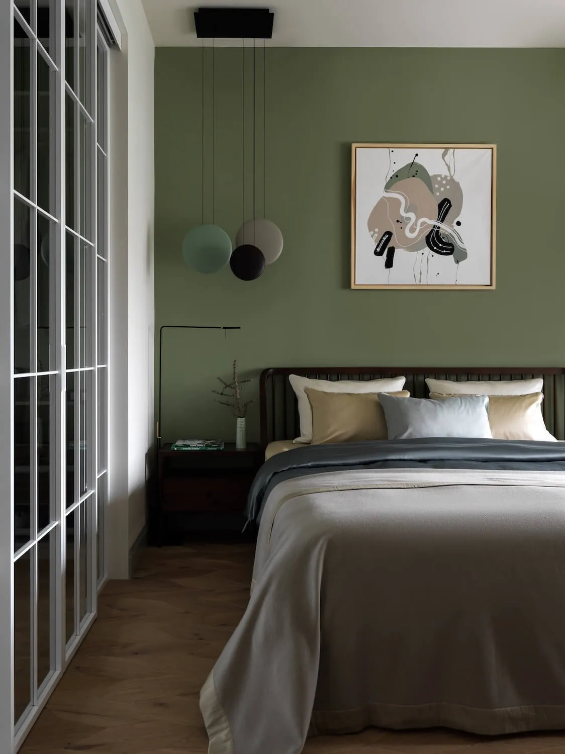 Спальня в зеленых тонах, зонированная с помощью стеклянных межкомнатных перегородок с белым профилем Gintereo серии SLIDE
