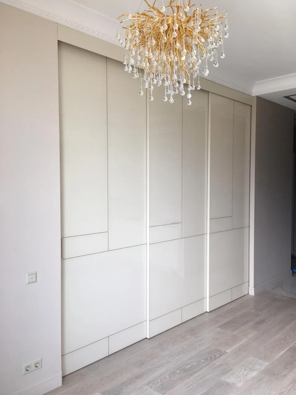 Глянцевые безпрофильные двери для встроенного шкафа-купе. Купить, заказать стеклянные раздвижные двери для шкафа в Москве