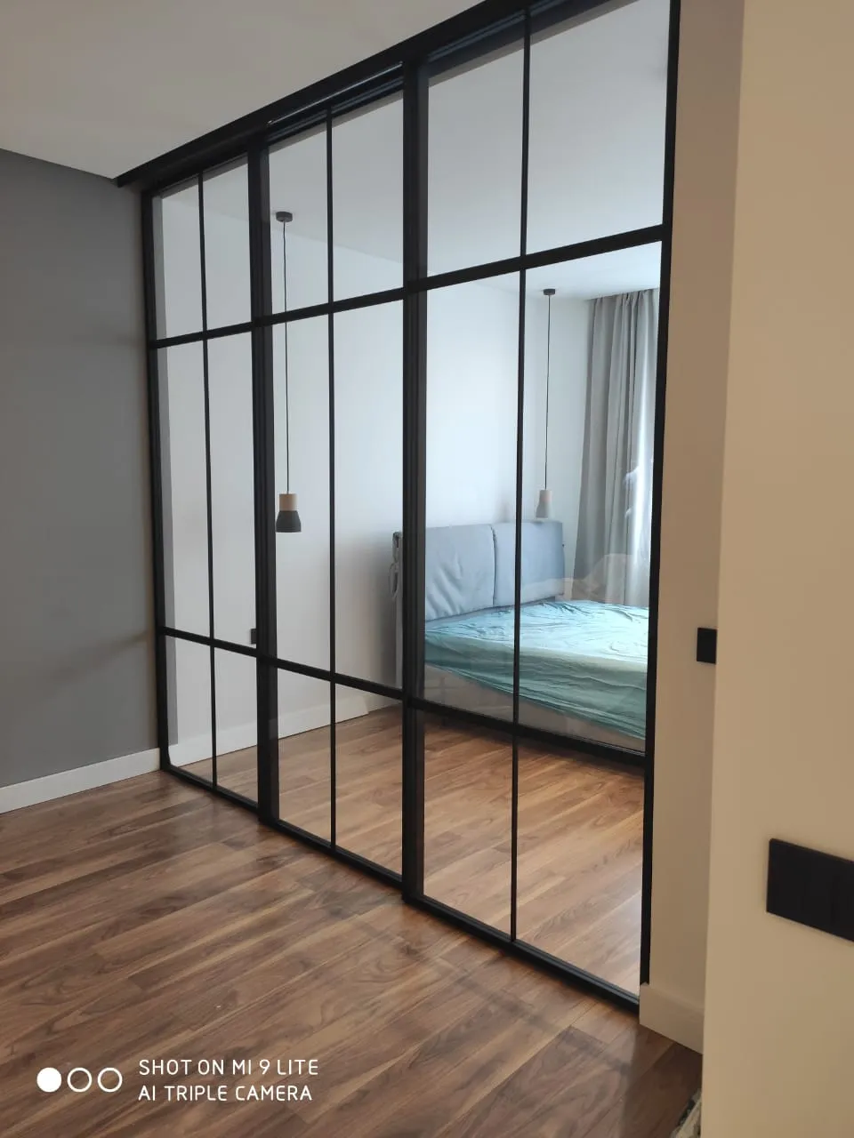 Раздвижная стеклянная межкомнатная перегородка лофт Gintereo. Заказать и купить перегородки из стекла, алюминия в Москве, СПБ 