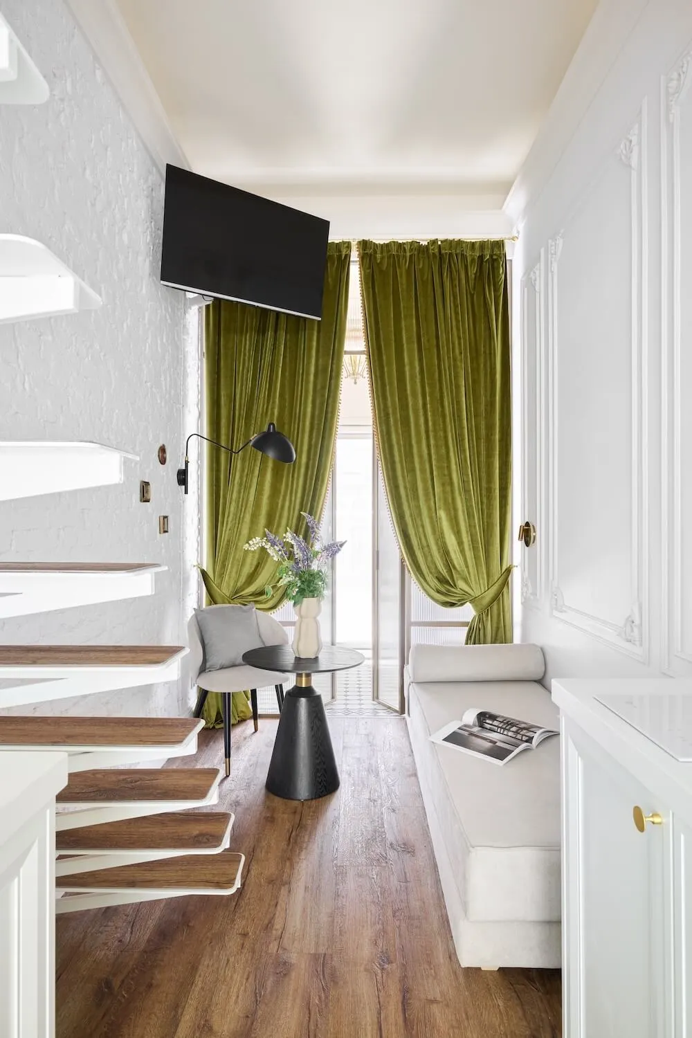 Распашная стеклянная перегородка Gintereo в интерьере коридора. Купить межкомнатную перегородку из рифленого стекла под заказ