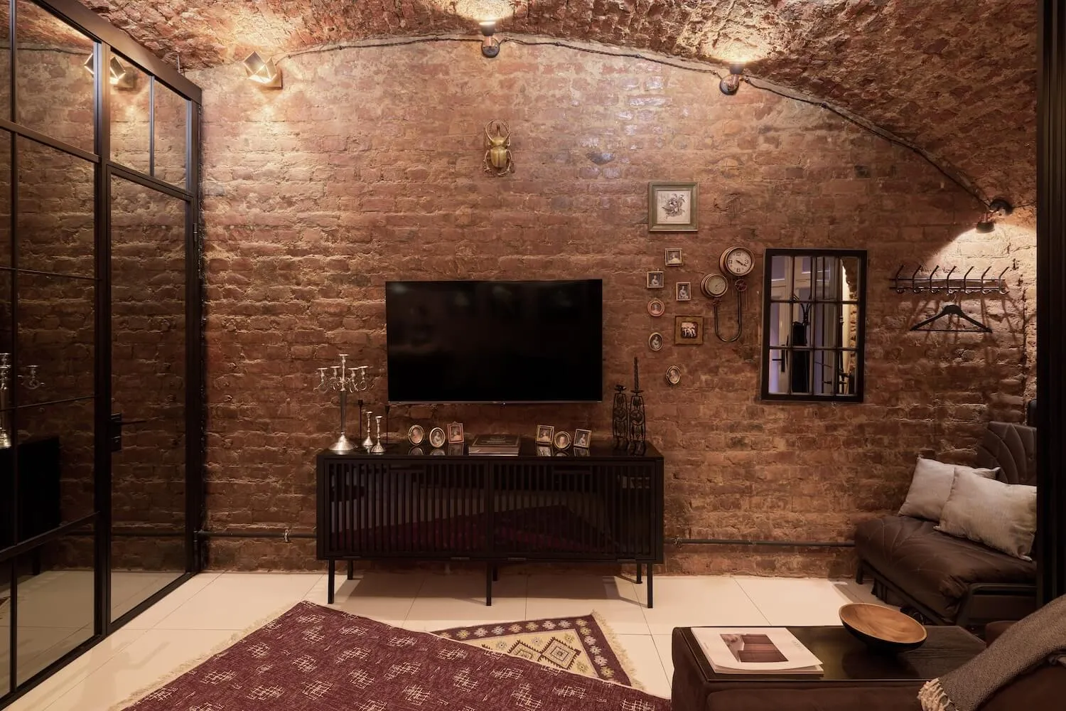 Проект Gintereo: каретная комната времен Екатерины II трансформировалась в современную лофт-студию с помощью перегородок