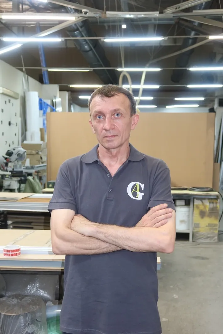 Фотопортрет мастера Gintereo на производстве межкомнатных алюминиевых перегородок для зонирования из стекла в стиле лофт