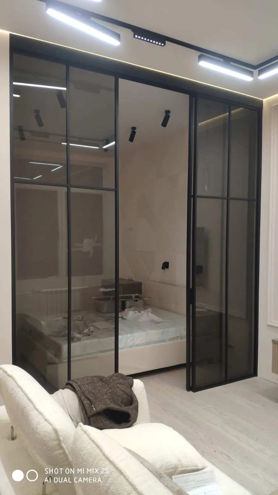 Стеклянная тонированная перегородка для зонирования спальни и гостиной. Купить межкомнатную перегородку из стекла под заказ