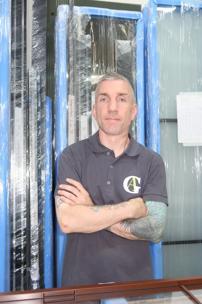 Фотопортрет мастера Gintereo на производстве межкомнатных алюминиевых лофт-перегородок для зонирования из стекла