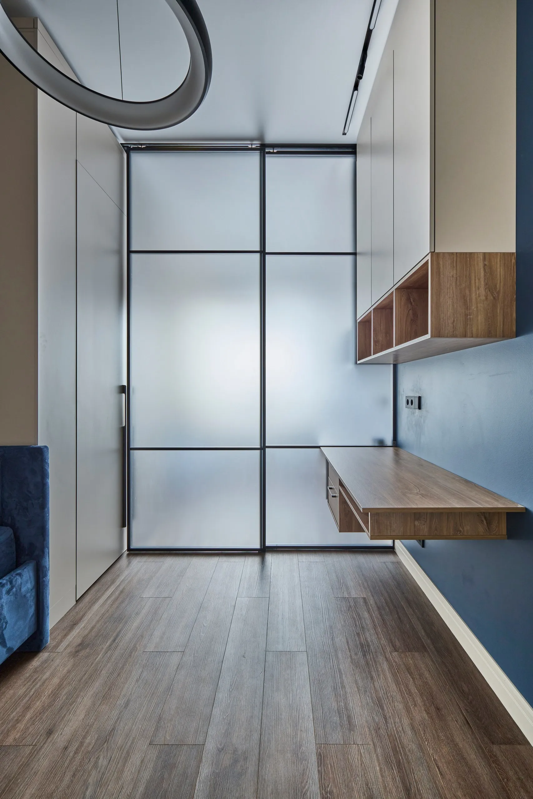 Раздвижная стеклянная межкомнатная перегородка SLIDE-01 в стиле лофт от Gintereo. Заказать и купить перегородку из стекла в Москве, СПБ 