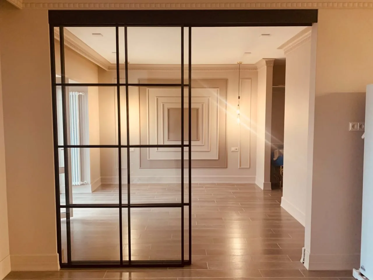 Раздвижная перегородка из стекла и алюминия в интерьере. Купить межкомнатную стеклянную перегородку под заказ в Москве, СПБ