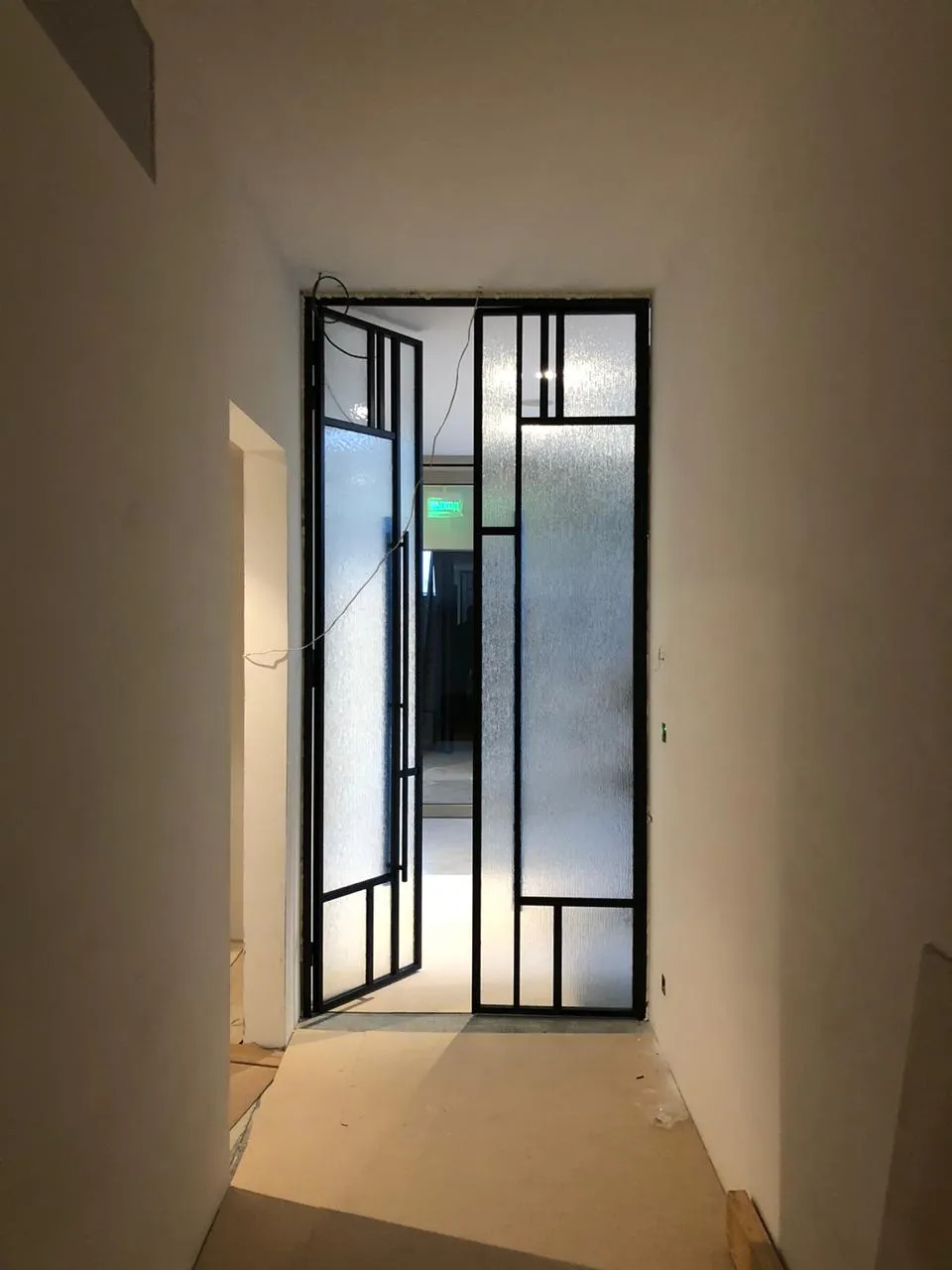 Межкомнатная дверь с декоративным стеклом от Gintereo. Заказать и купить стеклянную рифленую дверь в Москве, СПБ