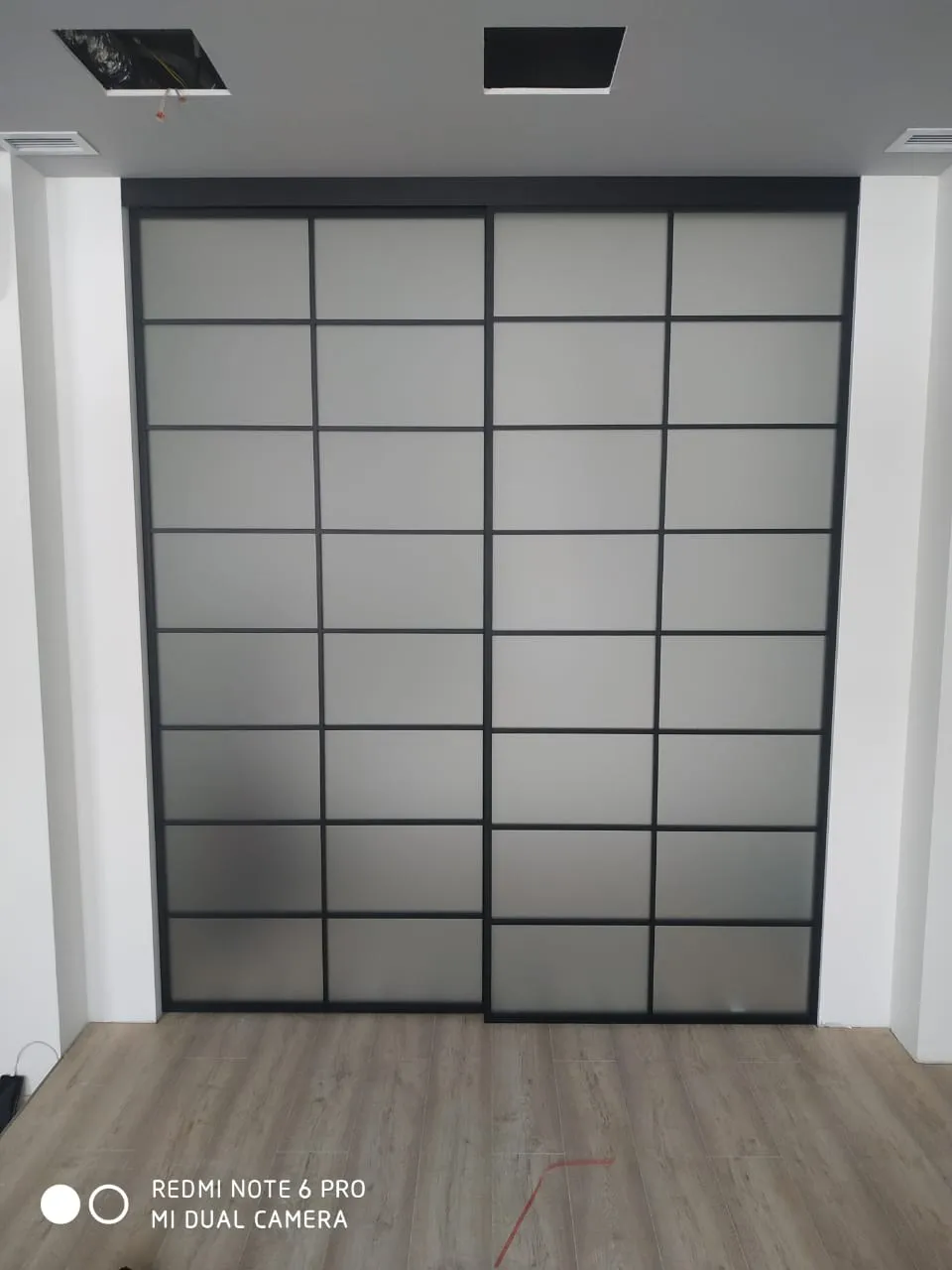 Межкомнатная алюминиевая раздвижная перегородка в стиле лофт с матовым стеклом. Купить, заказать в Москве и Санкт-Петербурге