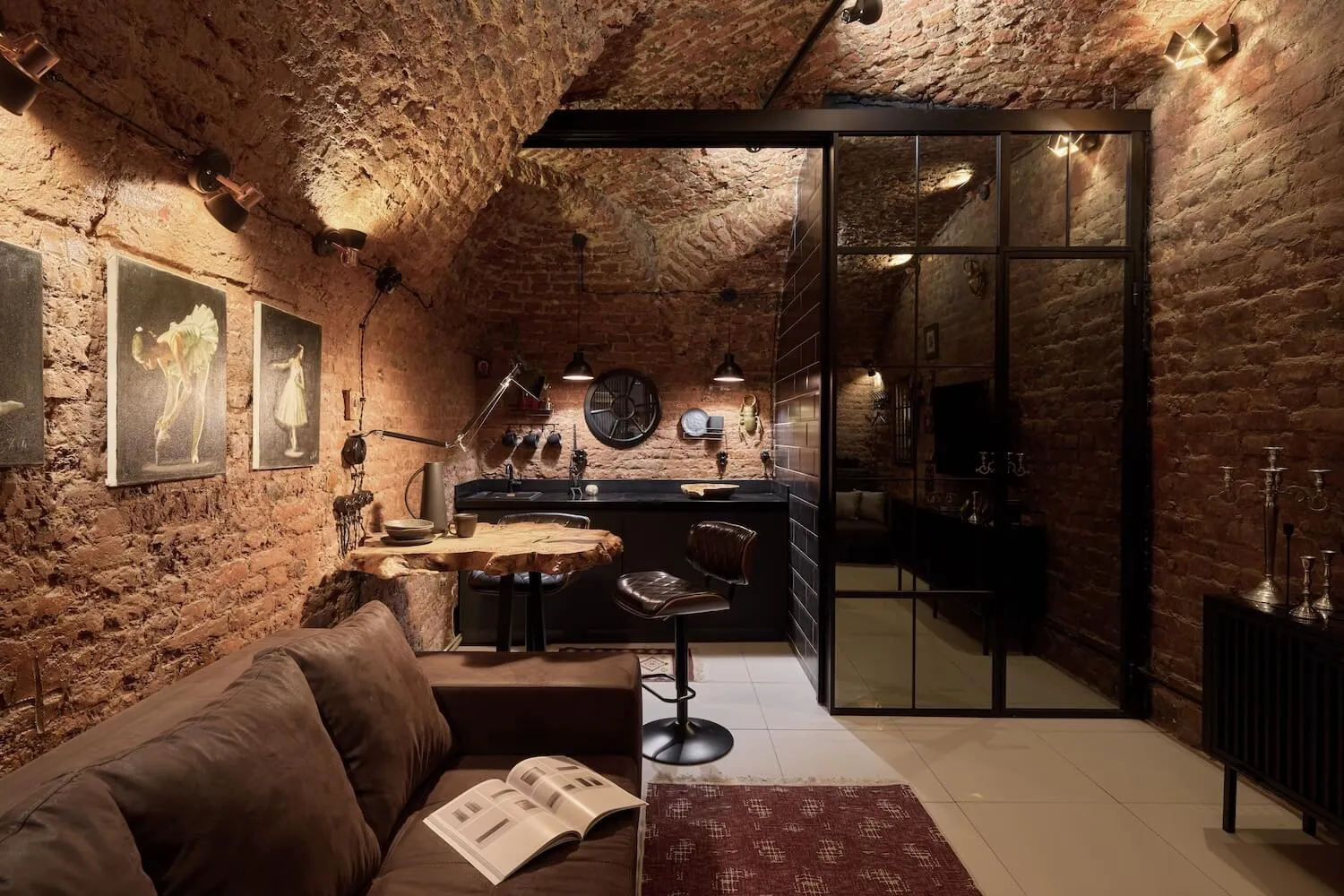 Межкомнатные лофт перегородки для зонирования от Gintereo в интерьере бывшей каретной комнаты времен Екатерины Второй.