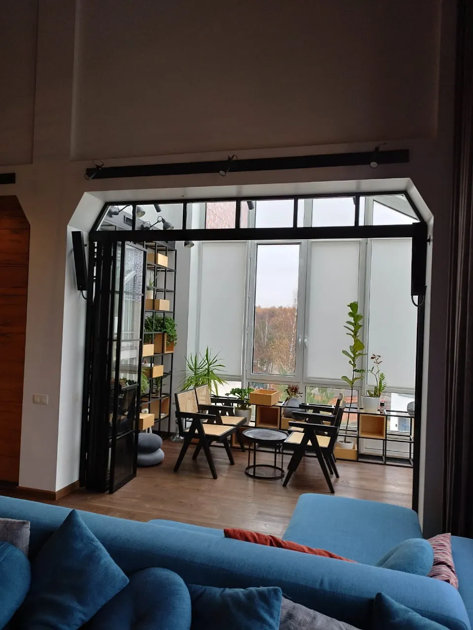 Распашная межкомнатная стеклянная перегородка Gintereo в интерьере. Заказать, купить перегородку из стекла, алюминия в Москве