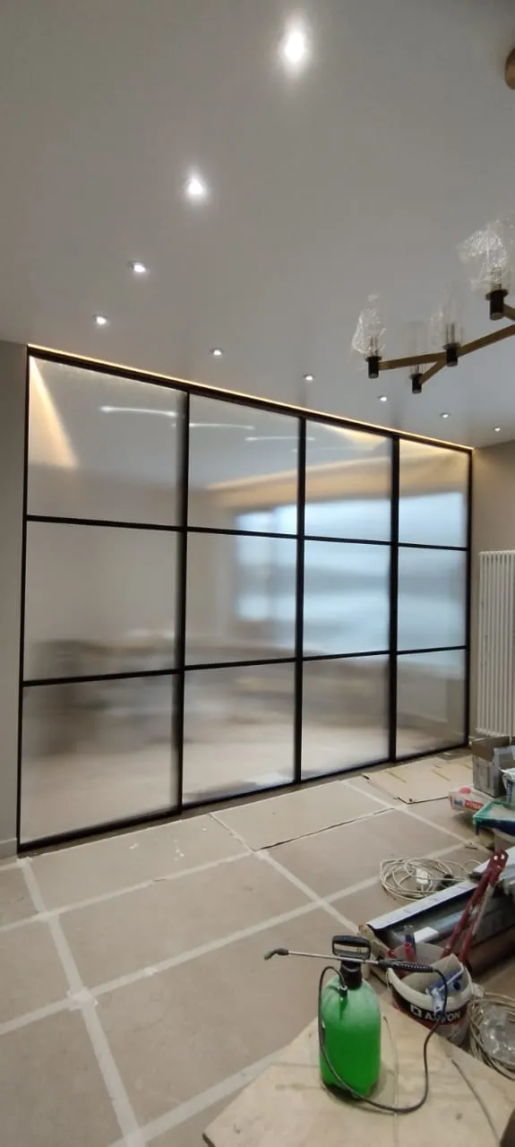 Стеклянная матовая межкомнатная перегородка с распашной конструкцией. Купить распашные перегородки из стекла Gintereo 