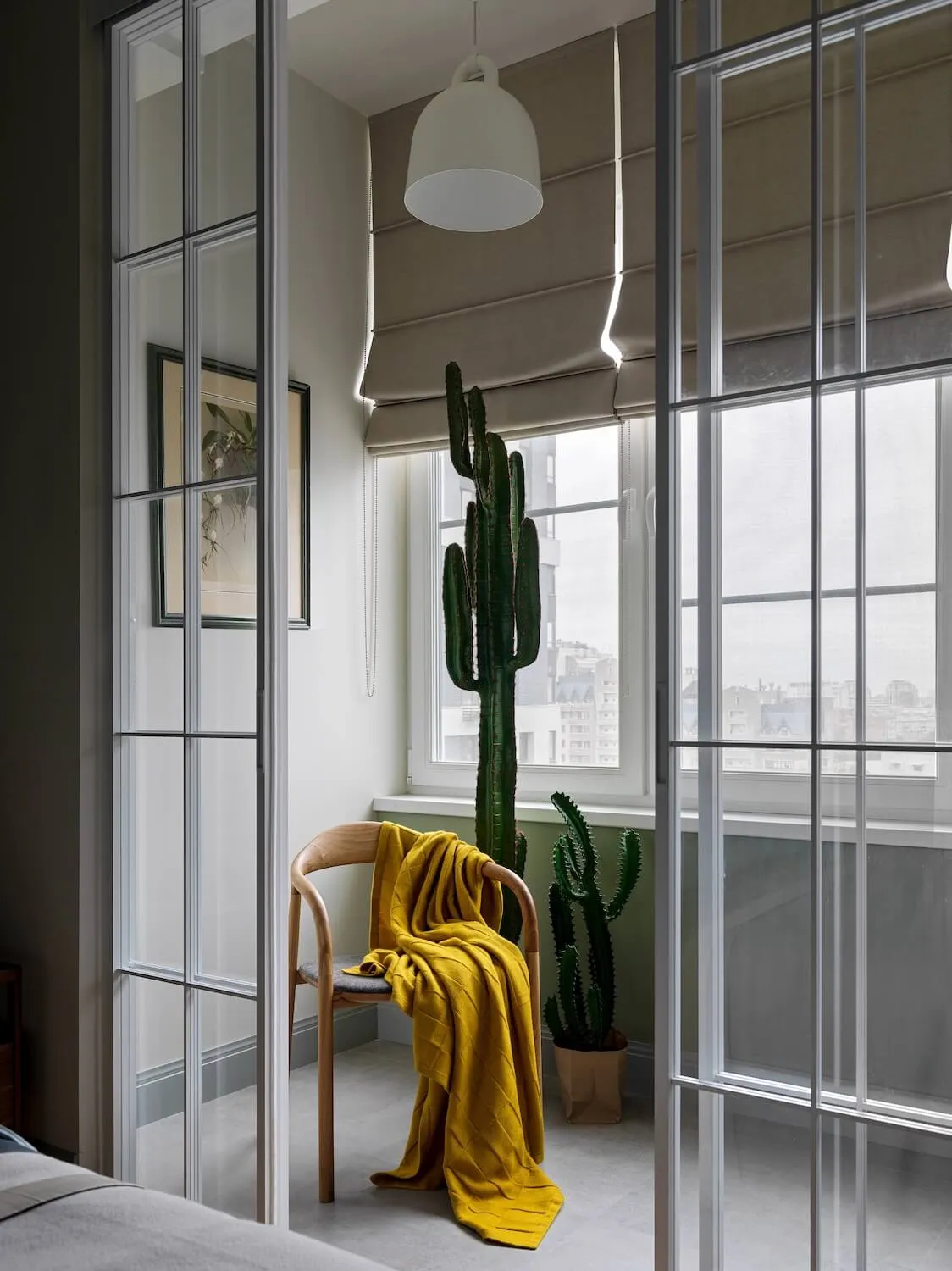 Раздвижная межкомнатная перегородка с белым профилем зонирует лождию от спальни. Заказать, купить стеклянную перегородку 