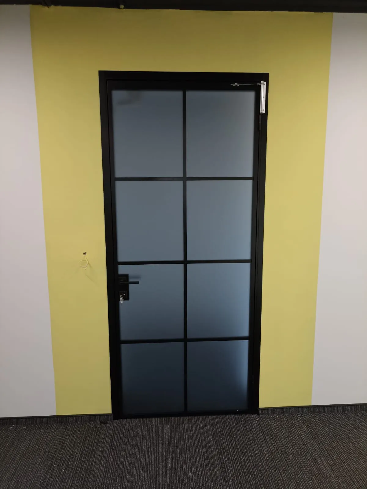 Стеклянная матовая дверь в стиле лофт Gintereo. Заказать и купить межкомнатную дверь из стекла в Москве, Санкт-Петербурге