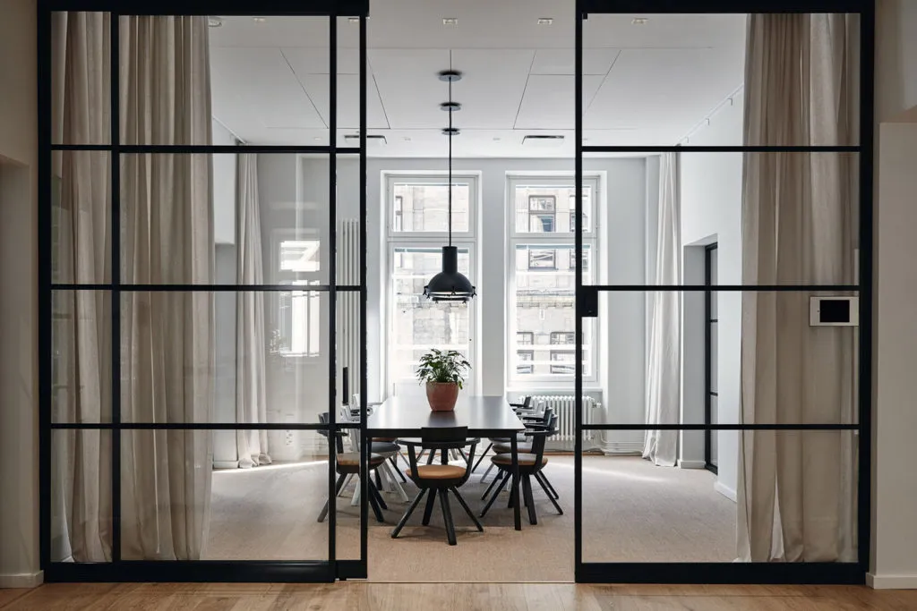 Раздвижные межкомнатные стеклянные перегородки Gintereo серии SLIDE. Купить перегородку из стекла под заказ в Москве, СПБ