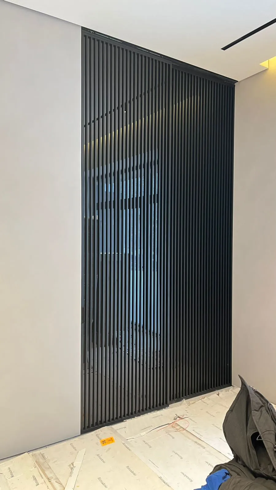 Реечная межкомнатная перегородка Gintereo в интерьере спальни. Купить и заказать перегородку из реек в Москве, СПБ