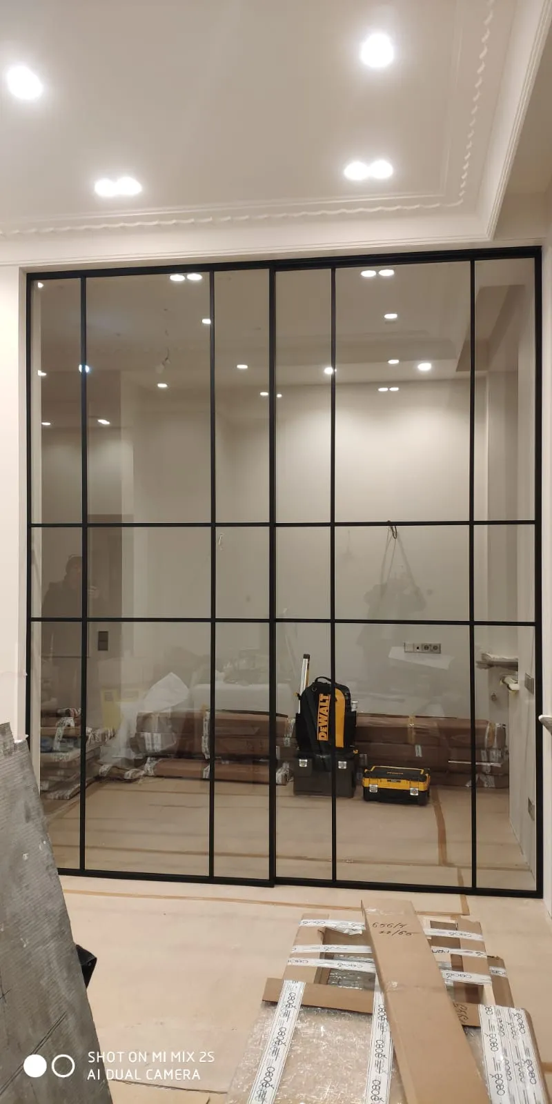 Раздвижная межкомнатная перегородка из стекла Gintereo. Купить стеклянную лофт перегородку для зонирования под заказ 