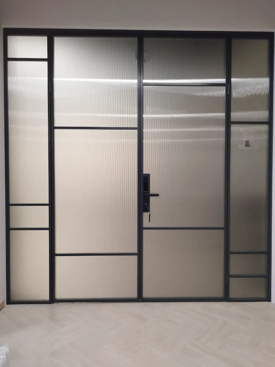 Статичная стеклянная перегородка с распашной дверью Gintereo.  Купить, заказать межкомнатную перегородку из рифленого стекла 