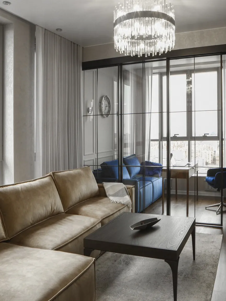 Панорамный кабинет, отделенный межкомнатной стеклянной перегородкой от гостиной. Купить перегородку из стекла Gintereo