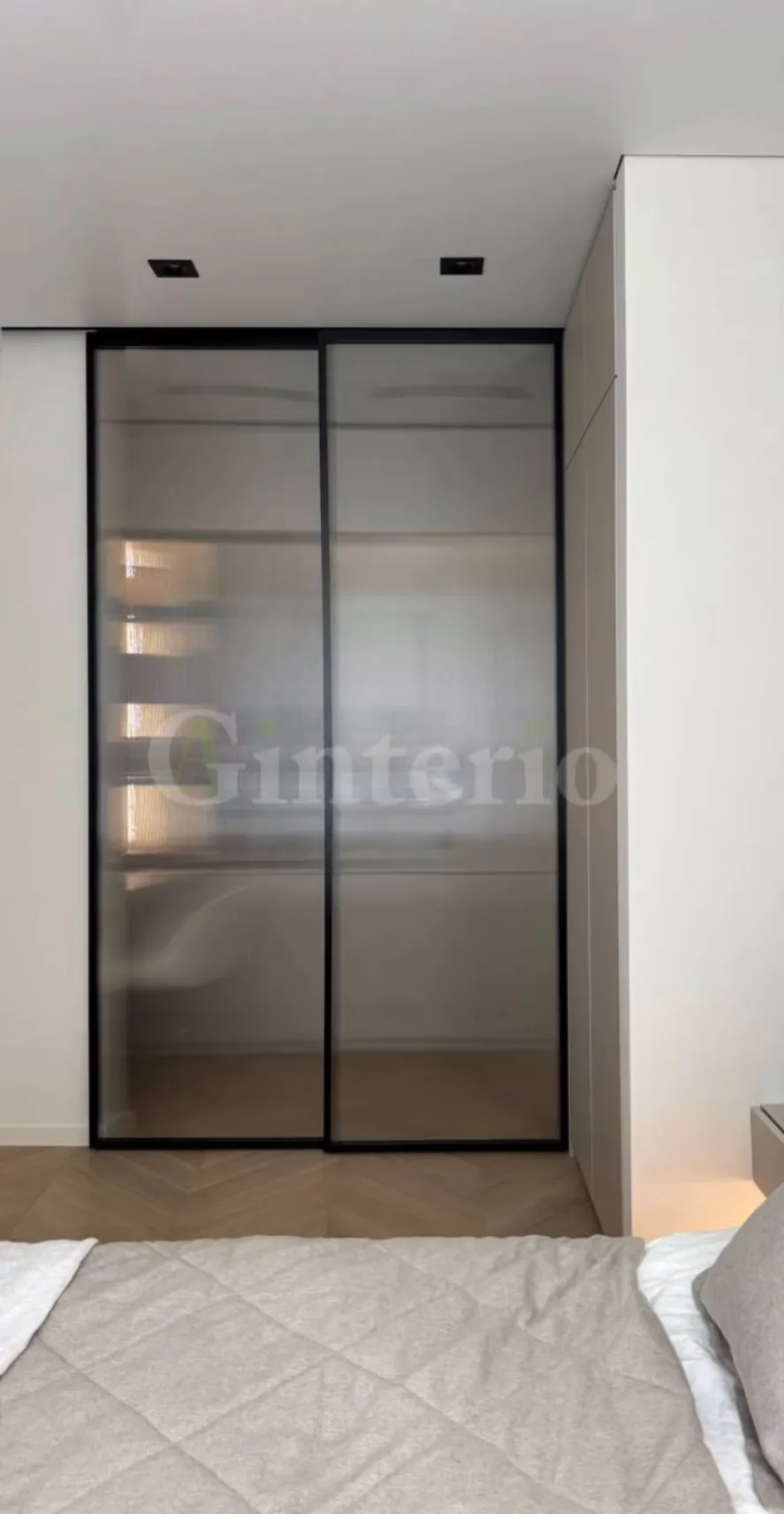 Раздвижная межкомнатная лофт перегородка Gintereo из матового стекла. Купить стеклянные перегородки под заказ в Москве, СПБ