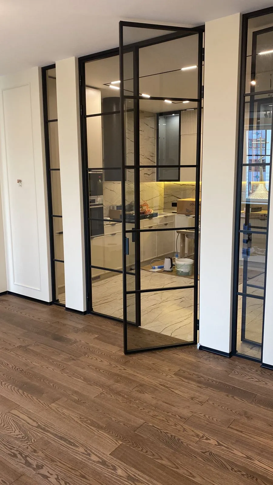 Зонирование кухни с помощью стеклянных межкомнатных перегородок. Купить прозрачные межкомнатные перегородки под заказ