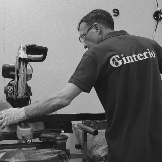 Мастер Gintereo в цехе в Москве, где производят межкомнатные перегородки в стиле лофт из стекла и алюминия