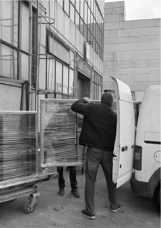 Специалисты Gintereo погружают алюминиевую межкомнатную перегородку на заказ в машину, чтобы отвезти заказчику в Москве, СПБ.