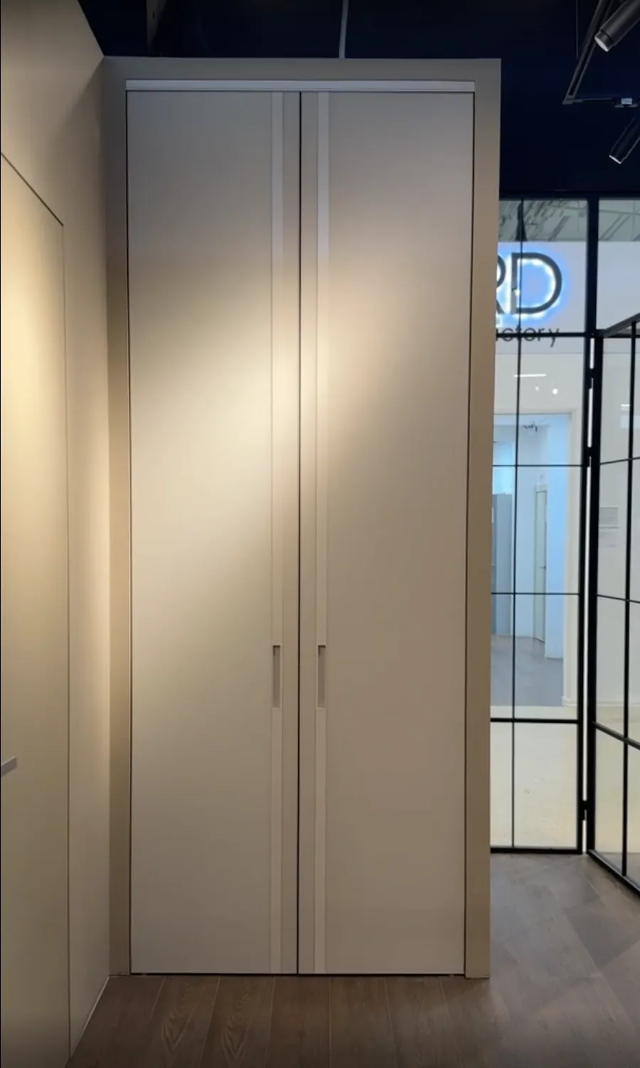 Беспрофильная деревянная дверь для шкафа купе Gintereo. Купить дверь для шкафа из шпона по своим размерам на заказ в Москве, СПБ