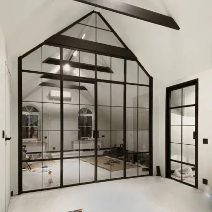 Статичная межкомнатная перегородка с распашными дверями Gintereo. Заказать зонирование мансарды стеклянными перегородками
