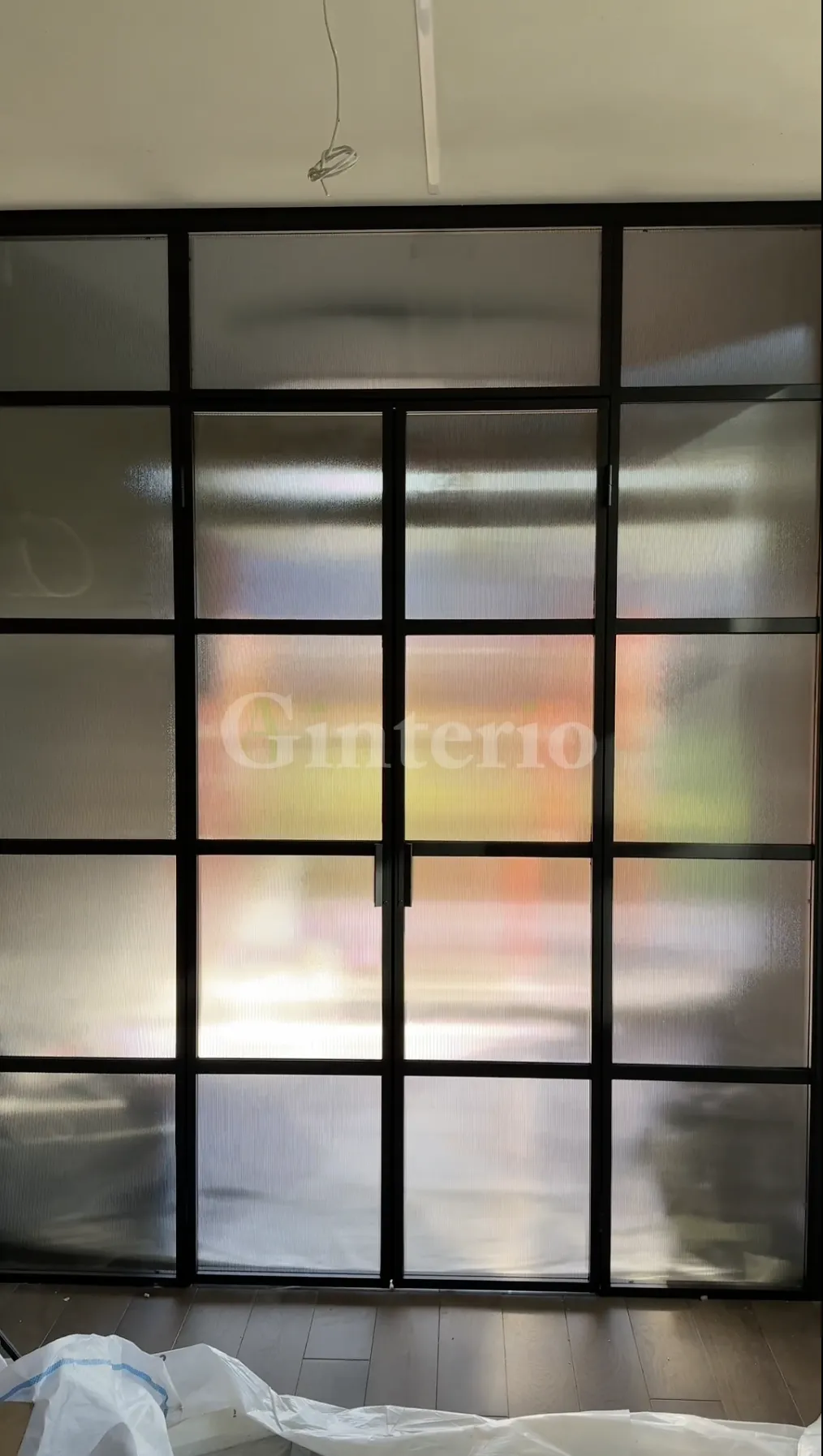 Статичная перегородка из матового рифленого стекла с распашной дверью. Заказать, купить стеклянную перегородку Gintereo 