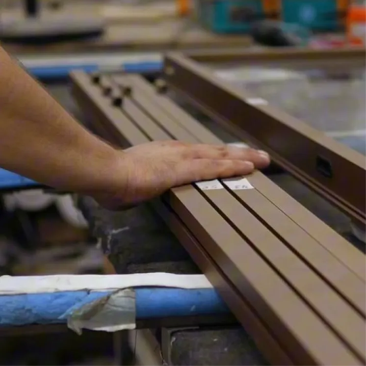 Специалист Gintereo держит алюминиевый профиль при изготовлении межкомнатной перегородки в стиле лофт в Москве и СПБ