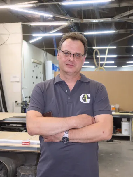 Специалист Gintereo в мастерской Москвы, где производят межкомнатные перегородки в стиле лофт из стекла и алюминия