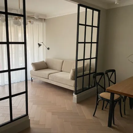 Статичная стеклянная перегородка Gintereo в интерьере. Заказать, купить прозрачную лофт перегородку из стекла в Москве, СПБ 