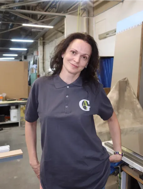 Фотопортрет сотрудницы Gintereo на производстве межкомнатных алюминиевых перегородок для зонирования из стекла в стиле лофт