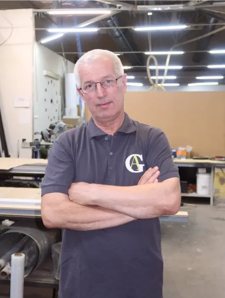 Фотопортрет сотрудника Gintereo на производстве межкомнатных алюминиевых перегородок для зонирования из стекла в стиле лофт