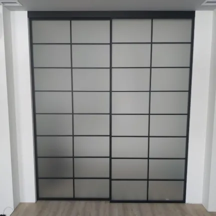 Раздвижная лофт перегородка из матового стекла Gintereo в интерьере. Купить, заказать межкомнатную стеклянную перегородку