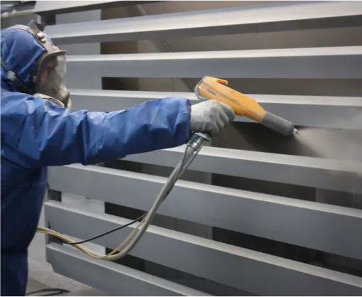 Специалист Gintereo занимается порошковой покраской алюминиевого профиля для межкомнатных перегородок в стиле лофт