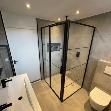 Стеклянная статичная перегородка в ванну Gintereo. Купить, заказать лофт перегородку из стекла в душ, душевую в Москвн, СПБ