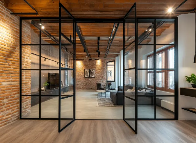 Распашная межкомнатная перегородка из стекла и алюминия серии SWING от Gintereo. Купить прозрачную перегородку под заказ