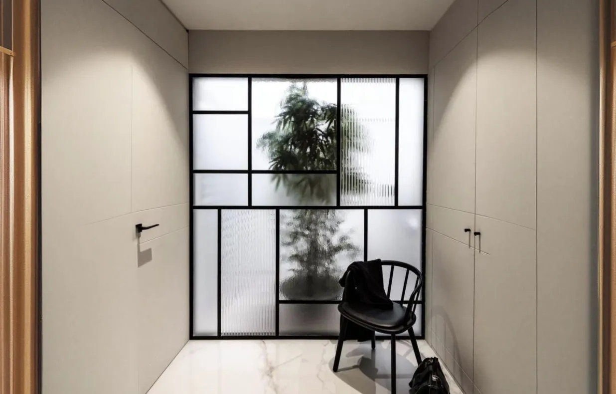 Статичная стеклянная межкомнатная перегородка STATIC-06 Gintereo. Заказать, купить перегородку из стекла и алюминия в Москве