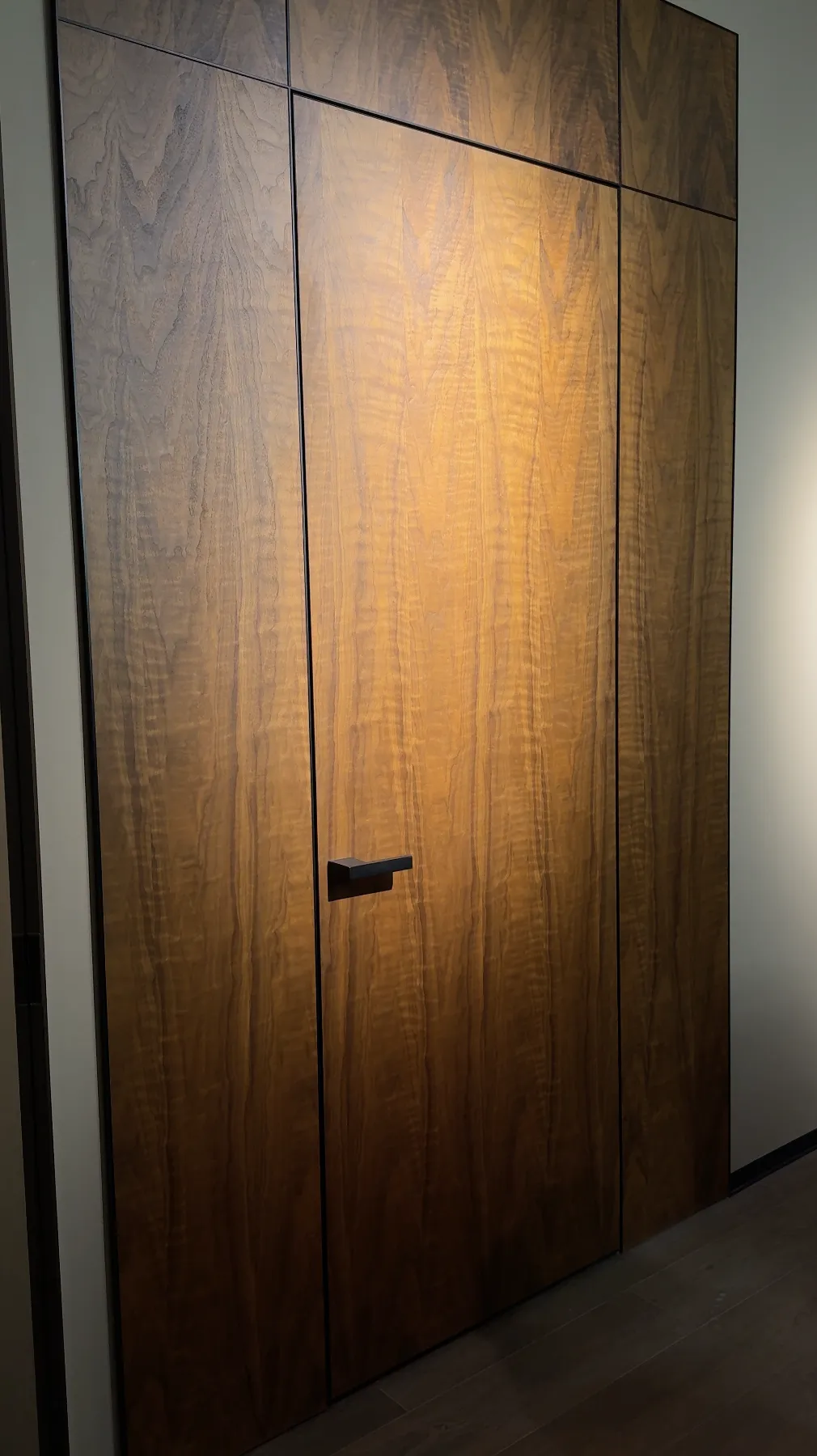 Скрытая деревянная дверь серии WOOD от Gintereo. Купить инвизибл дверь скрытого монтажа из дерева, шпона под заказ в Москве