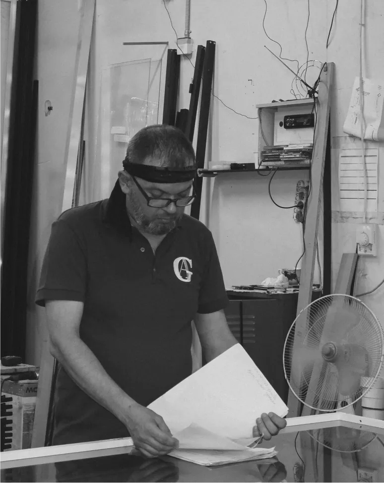 Специалист Gintereo делает расчет стоимости межкомнатной перегородки для зонирования помещений на производстве в Москве